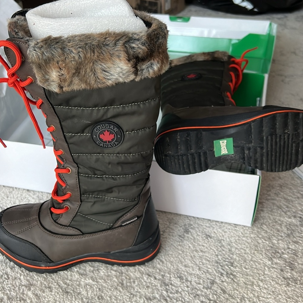 Cougar Canada Chateau waterproof snow boots. Ladies size 6M (big girls size 4.5)